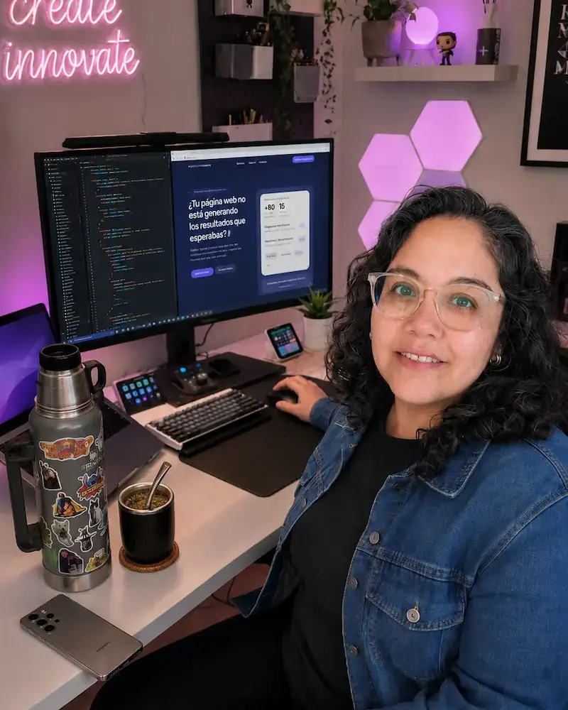 Romina García Donati trabajando en proyectos web desde su estudio
